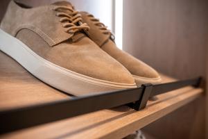 KES Conero, reling pour meuble a chaussures, 1114mm, champagne or